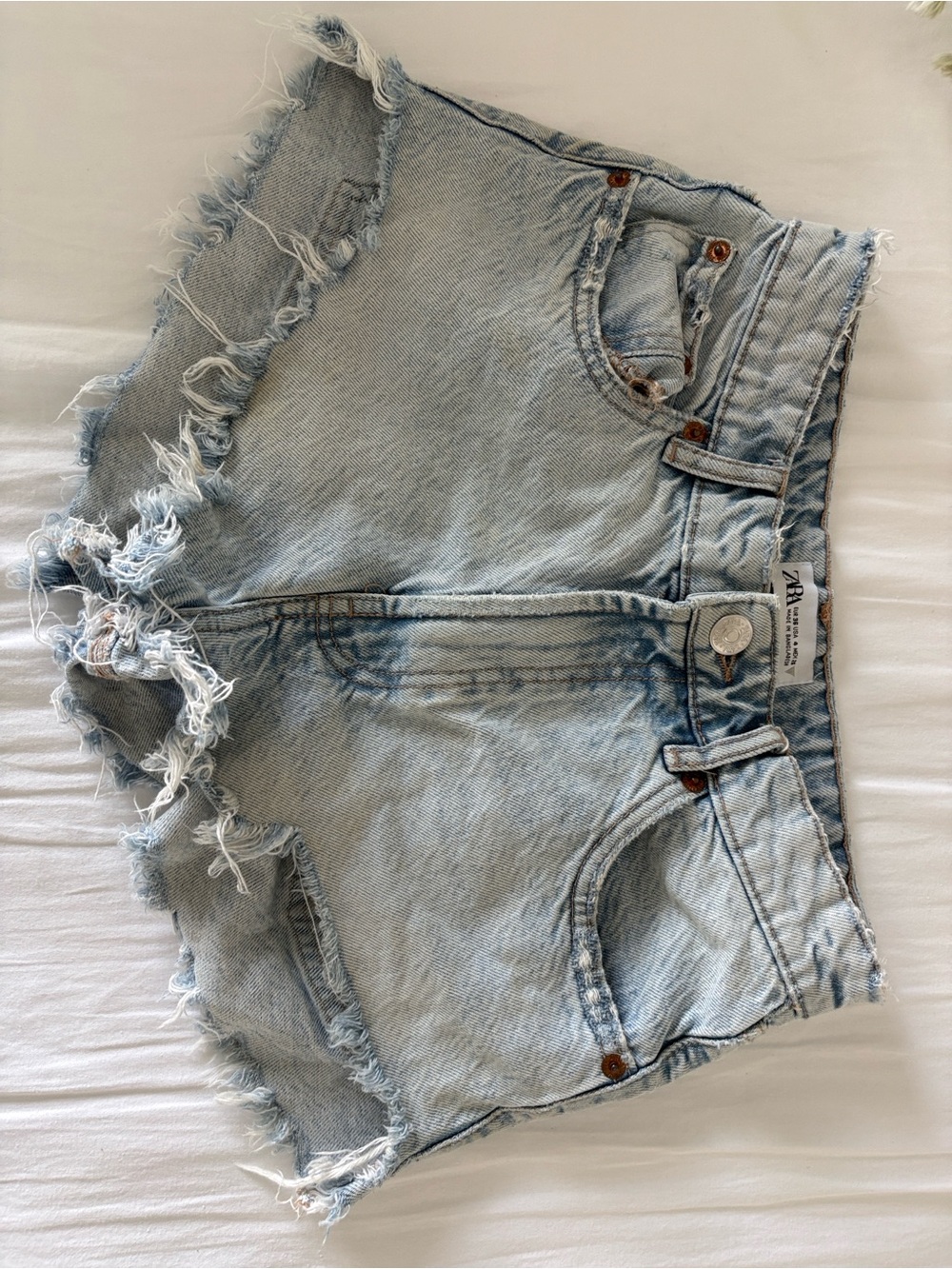 Zara Light Wash Distressed Denim Shorts
Size 4